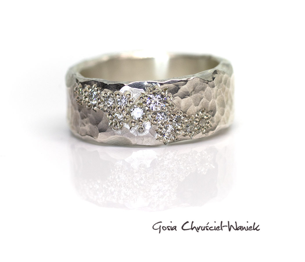 Młotokowana obrączka z moissanitami Fakturowana obrączka z białymi moissaniatami