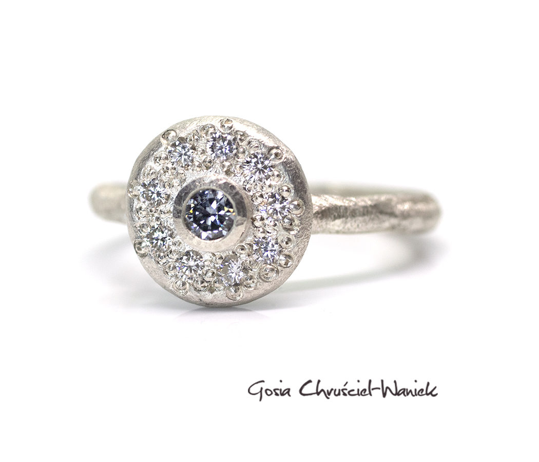 Srebrny pierścionek halo z moissanitami