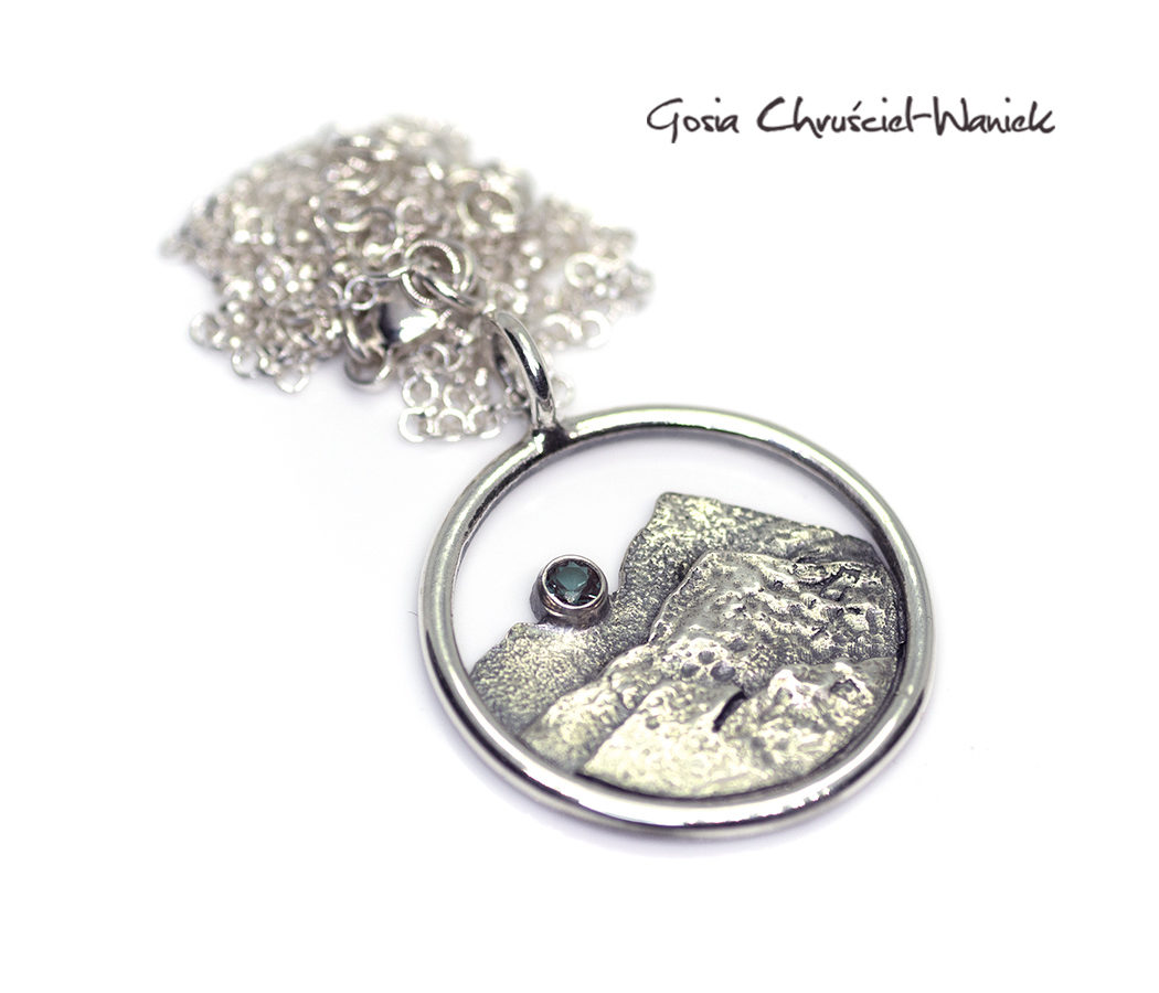 Naszyjnik z górami i zmieniającym kolor aleksandrytem