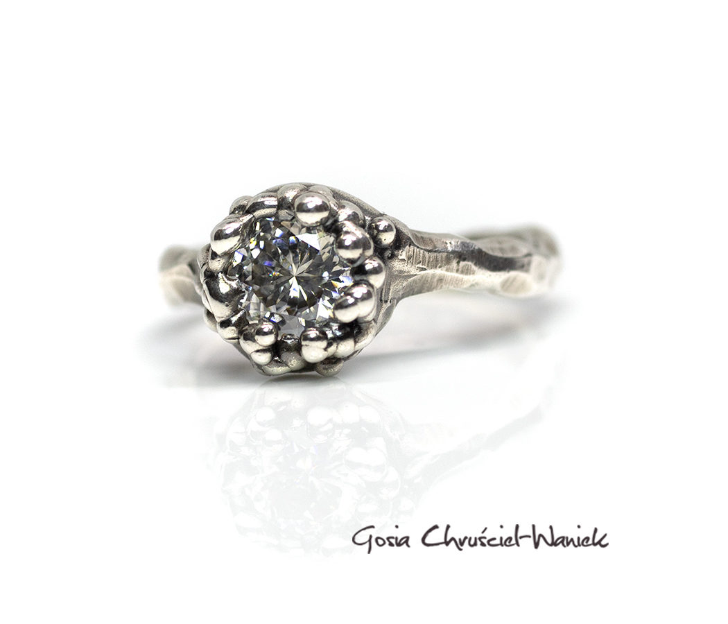 Pierścionek z moissanitem o 100 fasetach Organiczny pierścionek z moissanitem o 100 fasetach