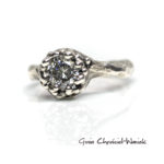 Organiczny pierścionek z moissanitem o 100 fasetach