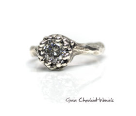 Moissanit o stu fasetach