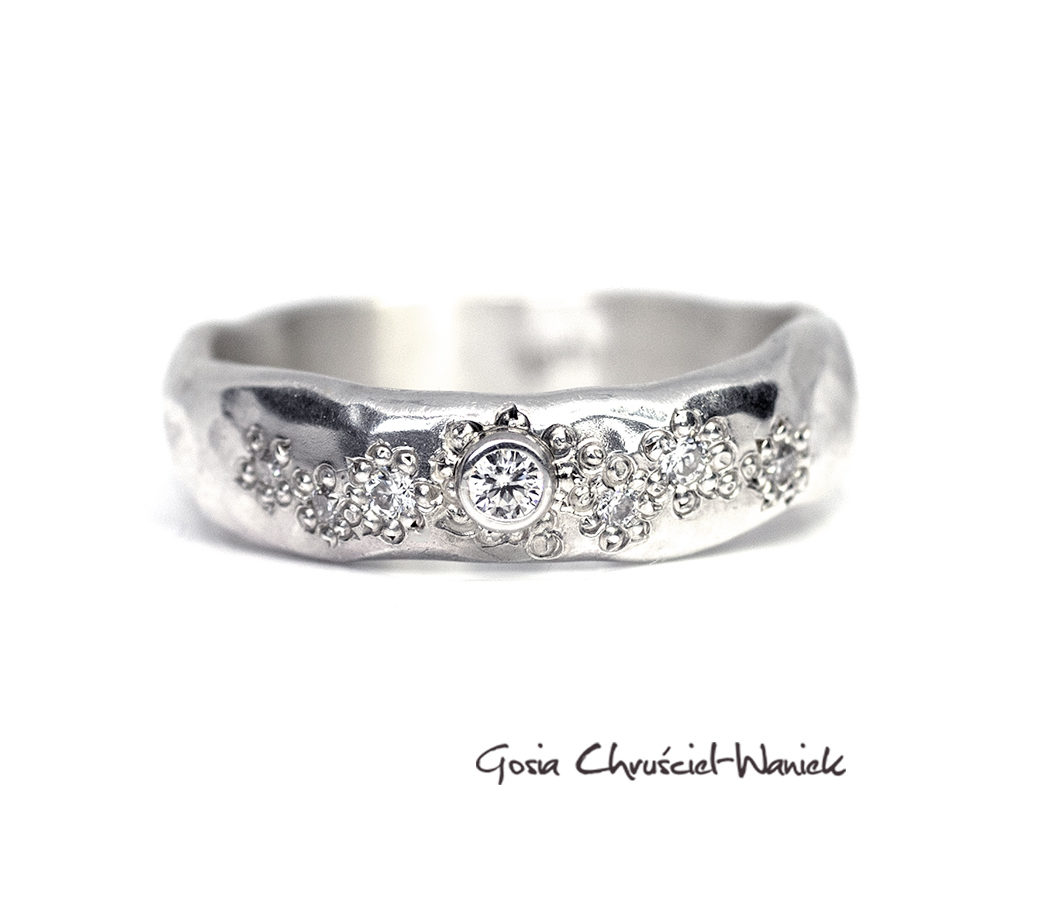 Obrączka Konstelacje z moissanitami Efektowna obrączka Konstelacje z moissanitami