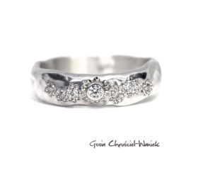 Obrączka z serii „Konstelacje” z moissanitami