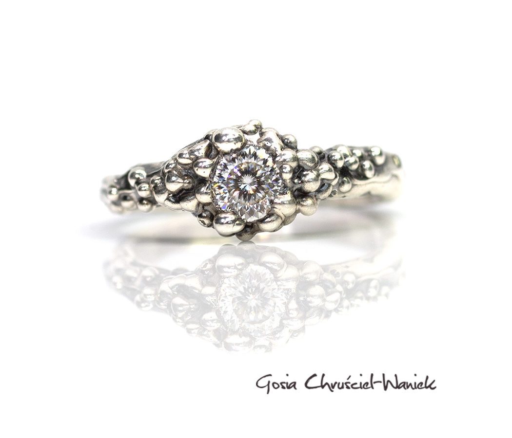 Pierścionek z kolekcji Symbiosis z moissanitem