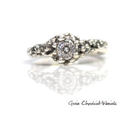 Pierścionek z kolekcji Symbiosis z moissanitem o fantazyjnym szlifie