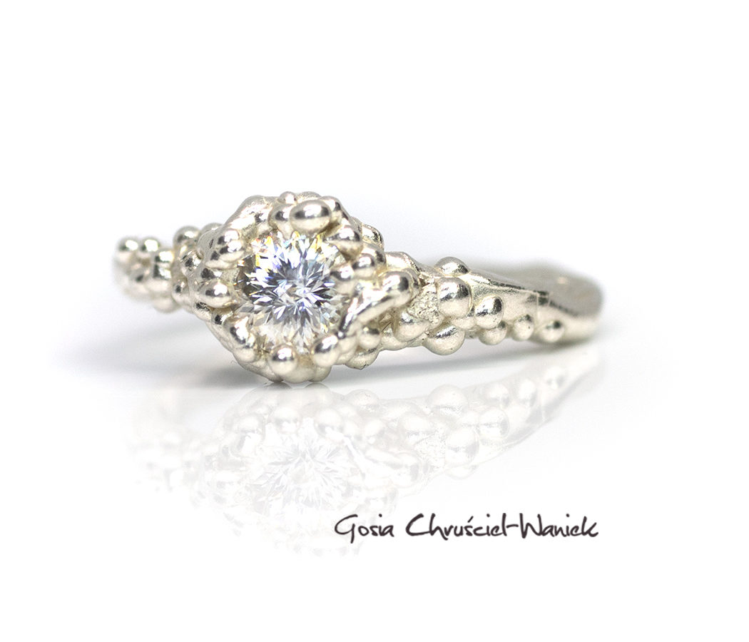 Pierścionek Symbiosis z moissanitem Srebrny pierścionek z moissanitem