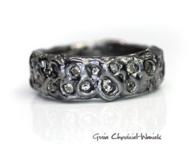 Obrączka z kolekcji Kora z moissanitami