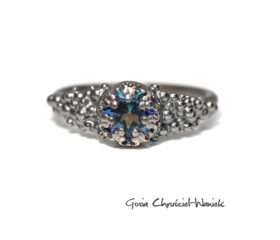 Niebieski topaz mistyczny w ażurowym srebrze i kuleczkach.