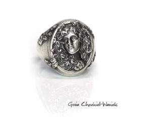 Secesyjny sygnet inspirowany Alfonsem Muchą