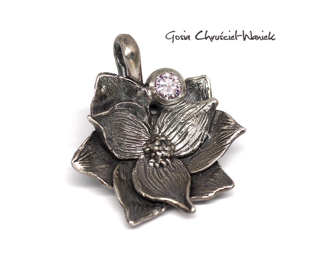 Srebrna magnolia z moissanitem