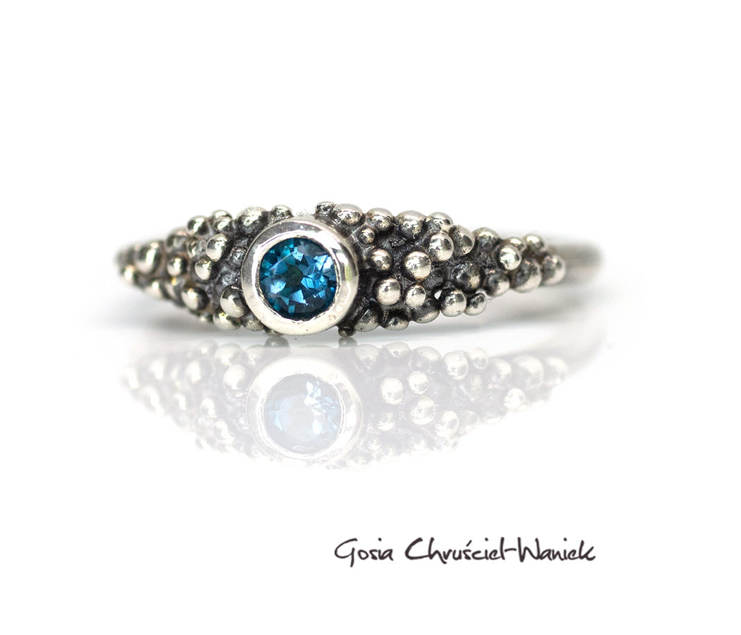 Topaz London Blue w srebrnych kuleczkach
